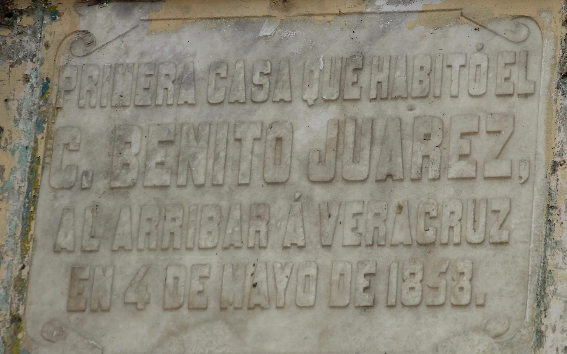 Placa pegada a la pared de la casa museo _Benito Juárez_ 